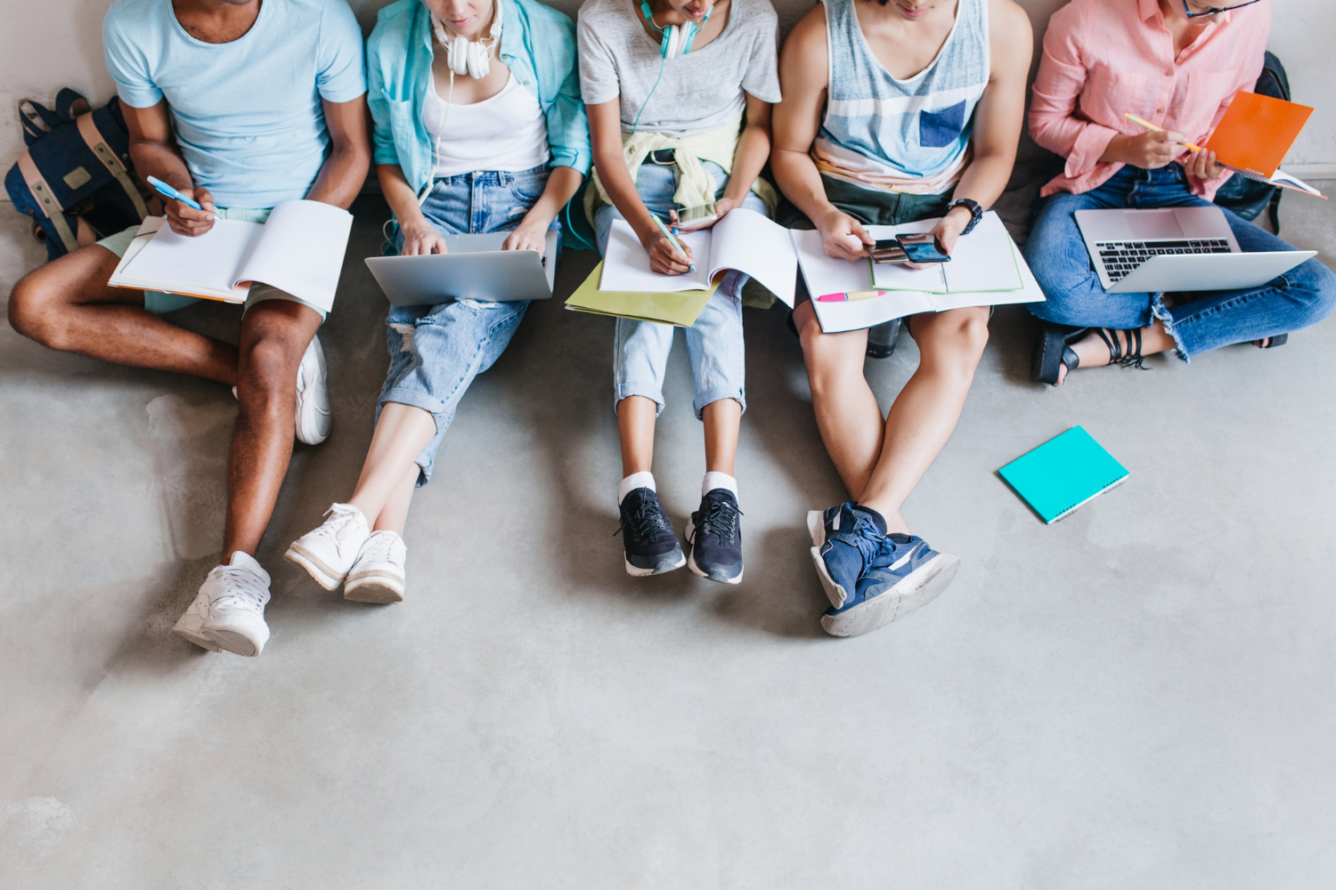Grupo de estudiantes trabajando juntos
