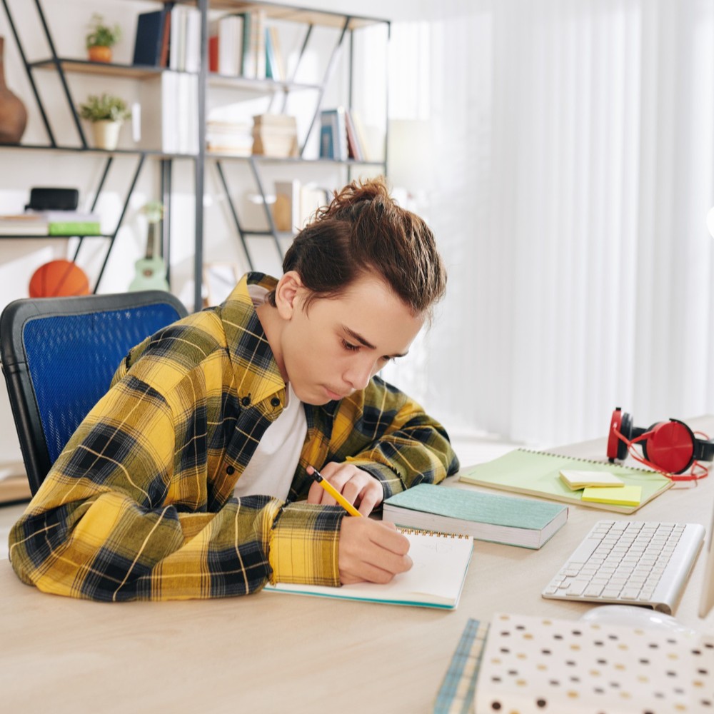 Joven estudiando en entorno educativo